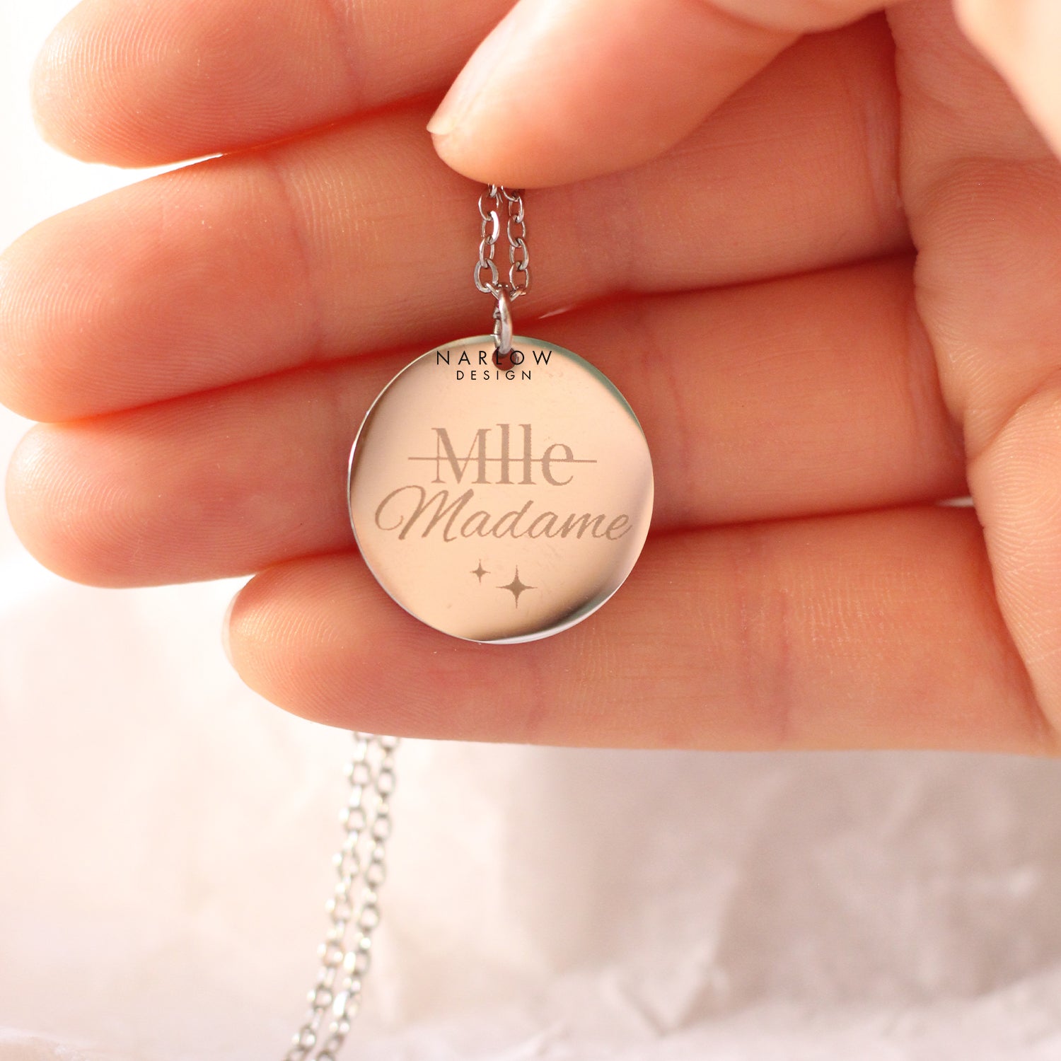 Collier pendentif "Mlle / Madame"
