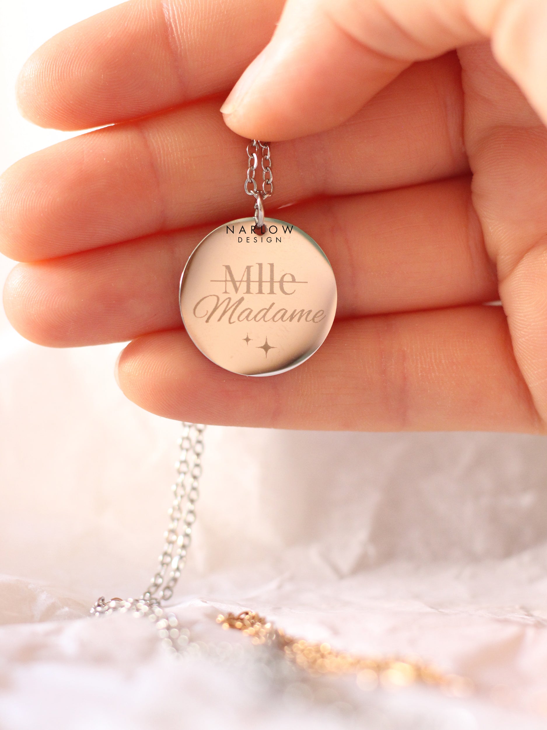 Collier pendentif "Mlle / Madame"